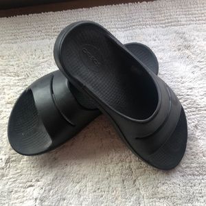 Men's black recovery slides